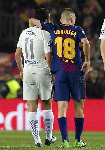 Jordi Alba se abraza a Pedro tras finalizar el partido.