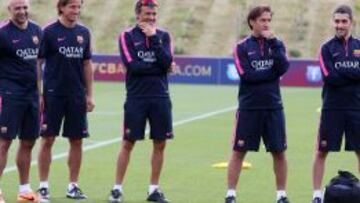 El t&eacute;cnico asturiano, junto a cuatro colaboradores, ayer en Saint George&rsquo;s Park.
 