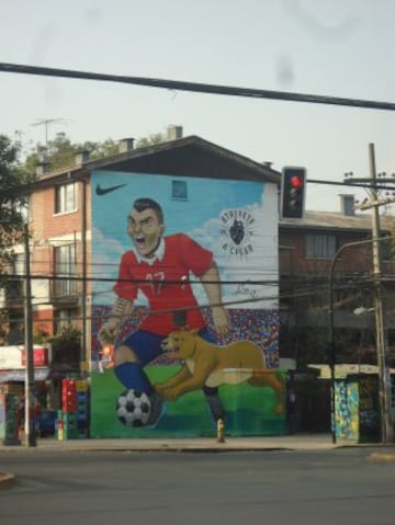 El volante de Inter de Mil&aacute;n se tom&oacute; los murales de Santiago.