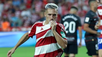 GRANADA 26/08/2023.- El delantero del Granada Bryan Zaragoza celebra tras marcar el segundo gol ante el Almería, durante el partido correspondiente a la tercera jornada de LaLiga que les enfrenta al RCD Mallorca este sábado en el Nuevo Estadio de Los Carmenes. EFE/Pepe Torres
