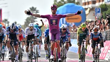 Francavilla Al Mare (Italy), 15/05/2024.- Italian rider Jonathan Milan of Lidl Trek team celebrates after crossing the finish line and winning the 11th stage of the 107 Giro d'Italia 2024, cycling race over 207 km from Foiano di Val Fortore to Francavilla al Mare, Italy, 15 May 2024. (Ciclismo, Italia) EFE/EPA/LUCA ZENNARO
