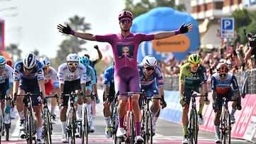 Francavilla Al Mare (Italy), 15/05/2024.- Italian rider Jonathan Milan of Lidl Trek team celebrates after crossing the finish line and winning the 11th stage of the 107 Giro d'Italia 2024, cycling race over 207 km from Foiano di Val Fortore to Francavilla al Mare, Italy, 15 May 2024. (Ciclismo, Italia) EFE/EPA/LUCA ZENNARO
