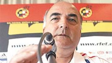 <b>OPTIMISMO.</b> El técnico ha logrado colocar a su equipo en la parrilla de salida de la Eurocopa con la moral y la confianza por las nubes.