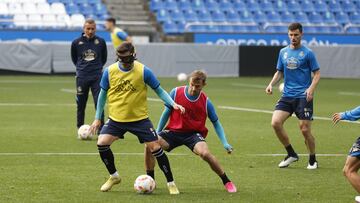 Lucas Pérez estrenó máscara en el entrenamiento en Riazor.