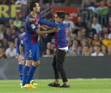 Sergio Busquets con un espontáneo.