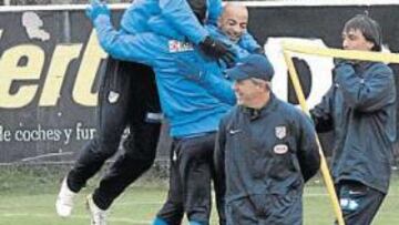 <b>BUEN AMBIENTE Y NADA DE NERVIOS</b>. El plantel celebraba ayer más feliz que nunca los puntos. En la foto, Galletti, Seitaridis y Luccin contagian su risa a Aguirre e Iribarren.