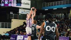 Sergio de la Fuenta lanza sobre Alex Murphy en el Valladolid-Estudiantes.