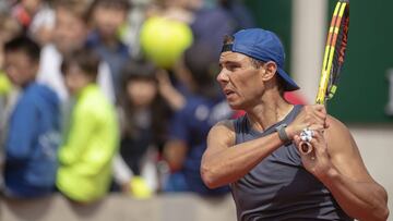 Rafa Nadal entrena en las pistas de Roland Garros.