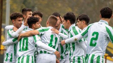 Los jugadores celebran un gol.