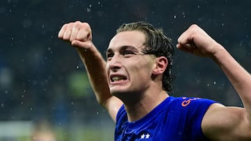 Esposito celebra su gol.