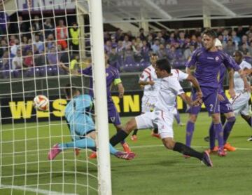 FIR725. FLORENCIA (ITALIA), 14/05/2015.- El jugador del Sevilla Carlos Bacca (c) anota un gol hoy, jueves 14 de mayo de 2015, durante el partido entre Fiorentina y Sevilla por las semifinales de la Liga Europa, en el estadio Artemio Franci de Florencia (Italia). EFE/Maurizio Degl'Innocenti