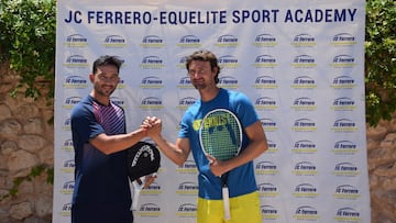 Sanyo Guti&eacute;rrez y Juan Carlos Ferrero, durante la presentaci&oacute;n de la primera Academia Internacional de P&aacute;del Profesional en la Academia JC Ferrero-Equelite.