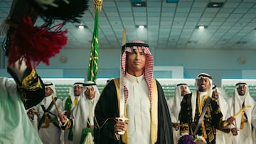 Cristiano Ronaldo no dudó en vestirse con ropa tradicional en el día nacional de Arabia Saudí, tal y como publicó su club, el Al-Nassr. El crack portugués, que es un auténtico ídolo en Riad, quiso mostrar de esta manera lo
a gusto que se siente en el país en el que ahora reside y su voluntad de integrarse en su sociedad.