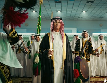 Cristiano Ronaldo no dudó en vestirse con ropa tradicional en el día nacional de Arabia Saudí, tal y como publicó su club, el Al-Nassr. El crack portugués, que es un auténtico ídolo en Riad, quiso mostrar de esta manera lo
a gusto que se siente en el país en el que ahora reside y su voluntad de integrarse en su sociedad.