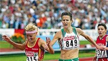 <B>VICTORIA AGÓNICA</b>. La irlandesa O Sullivan lanzó un terrible ataque en los últimos 200 metros, que sólo fue respondido por Marta Domínguez. En una encarnizada lucha por el metal dorado, la palentina puso el alma en la pista para superar a la subcampeona olímpica.