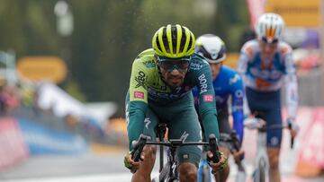 Dani Martínez aplaude el apoyo de los colombianos en el Giro de Italia.