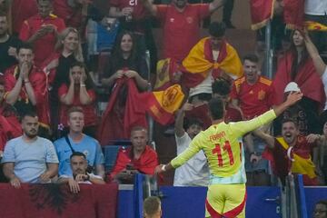 El jugador de España Ferran Torres celebra el 0-1 a Albania mirando a la grada con aficionados de ambas selecciones.
