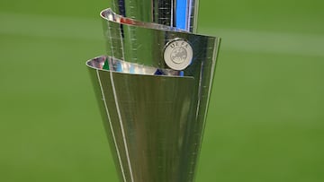 MUNICH, GERMANY - JUNE 04: A detailed view of the UEFA Nations League trophy on the plinth prior to the UEFA Nations League 2025 semifinal match between Germany and Portugal at Munich Football Arena on June 04, 2025 in Munich, Germany. (Photo by Alex Grimm/Getty Images) trofeo
