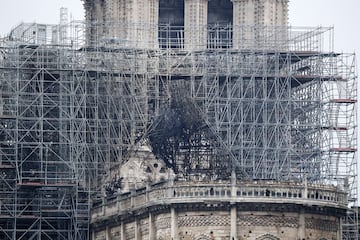  Vista de uno de los andamios destruidos por las llamas en la fachada de la catedral de Notre Dame