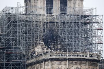  Vista de uno de los andamios destruidos por las llamas en la fachada de la catedral de Notre Dame