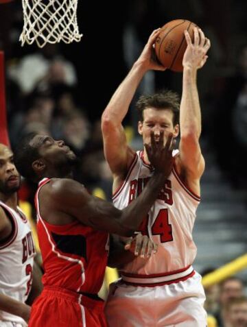 Mike Dunleavey (Chicago Bulls) es golpeado por Paul Millsap (Atlanta Hawks).