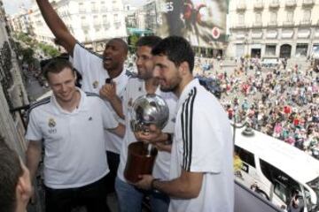 Slaughter celebra el titulo de Liga con Pocius, Reyes y Miorotic.