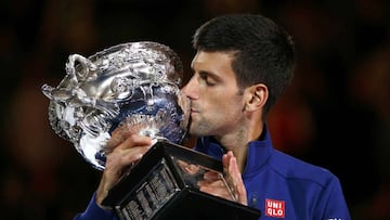 Serbia&#039;s Novak Djokovic kisses the men&#039;s singles trophy after winning his final match against Britain&#039;s Andy Murray at the Australian Open tennis tournament at Melbourne Park, Australia, January 31, 2016. REUTERS/Jason O&#039;Brien Action I