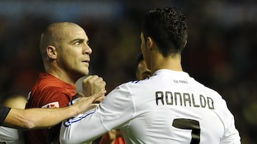 Pandiani se encara con Cristiano Ronaldo en un Osasuna-Real Madrid en enero de 2011.