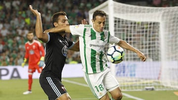 Jos&eacute; Andr&eacute;s Guardado pelea un bal&oacute;n con Jony durante el partido entre Betis y Celta de Liga Santander.