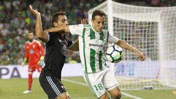 Jos&eacute; Andr&eacute;s Guardado pelea un bal&oacute;n con Jony durante el partido entre Betis y Celta de Liga Santander.