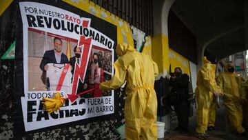 Aficionados del Rayo en la protesta contra la directiva.