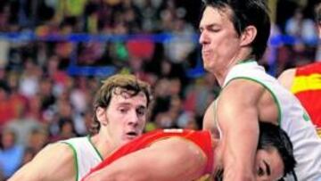 <b>IMPARABLES. </b>La defensa de Eslovenia fue incapaz de parar a Navarro, tampoco a Marc Gasol, que observa desde atrás esta doble falta sobre 'La Bomba'.