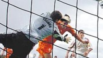 <b>BIGOLEADOR. </b>Van Nistelrooy marcó ayer dos goles. En la foto, anota el segundo ante la estéril estirada del meta letón, Kolinko.