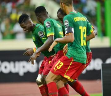 Ambroise Oyongo de Camerún celebra con sus compañeros de equipo (de izq. a der.) Edgar Salli, Henri Bedimo y Eric Choupo-Moting tras anotar un gol ante Mali, durante un partido de la Copa de África en el estadio Malabo de Mongomo (Guinea Ecuatorial).