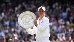 Barbora Krejcikova posa con el Venus Rosewater Dish tras ganar a Jasmine Paolini en la final de Wimbledon.