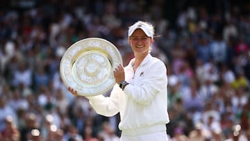 Barbora Krejcikova posa con el Venus Rosewater Dish tras ganar a Jasmine Paolini en la final de Wimbledon.