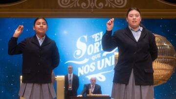 Yadira Quinde Mendoza (i) y Kiara Román Benítez (d), cantan un quinto premio, el número 45.225 durante la celebración del Sorteo Extraordinario de la Lotería de Navidad 2024, en el Teatro Real, a 22 de diciembre de 2024, en Madrid (España). El Estado reparte hoy un total de 2.702 millones de euros en premios, lo que supone 112 millones más que el año pasado. Para este sorteo se han puesto a la venta 193 millones de décimos de Lotería de Navidad. Este año la emisión consta de 193 series (ocho más que el anterior) de 100.000 números cada una, y asciende a 3.860 millones de euros, de los que se repartirá un 70% en premios.
22 DICIEMBRE 2024;SORTEO;NAVIDAD;LOTERIA
Eduardo Parra / Europa Press
22/12/2024