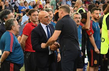 Saludo entre Luis de la Fuente y Stefan Kuntz.