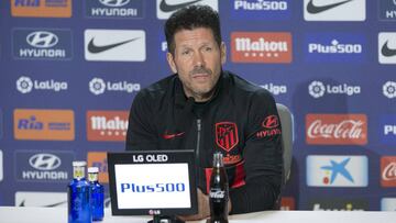 Simeone atiende a la prensa. 