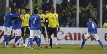 CA118. SANTIAGO DE CHILE (CHILE). 17/06/2015.- Los jugadores brasileños discuten con los colombianos al finalizar el partido Brasil-Colombia, del Grupo C de la Copa América de Chile 2015, en el Estadio Monumental David Arellano de Santiago de Chile, Chile, hoy 17 de junio de 2015. EFE/Felipe Trueba