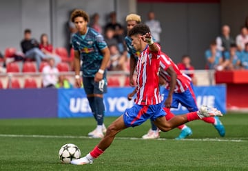 Rayane lanza de penalti para marcar el tercer gol del Atlético contra el Leipzig. 