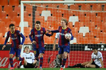 1-1. Leo Messi celebra el primer gol con Griezmann.