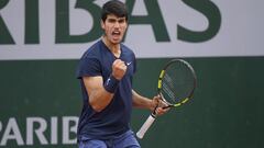 Carlos Alcaraz celebra un punto durante un partido de la fase previa de Roland Garros.