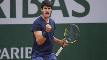 Carlos Alcaraz celebra un punto durante un partido de la fase previa de Roland Garros.