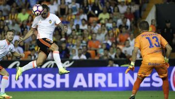 Alcácer divide al valencianismo por su coqueteo con el Barça