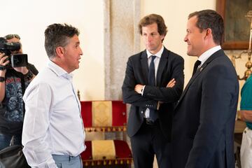 El exciclista Carlos Sastre (i) visita la capilla ardiente de Bahamontes.