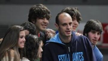 <b>REGRESO. </b>Carlos Jiménez se fotografía junto a aficionados.