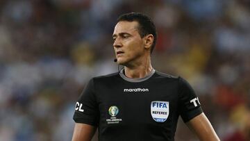 RIO DE JANEIRO, BRAZIL - JUNE 28: Lionel Messi of Argentina talks with Referee Wilmar Roldán during the Copa America Brazil 2019 quarterfinal match between Argentina and Venezuela at Maracana Stadium on June 28, 2019 in Rio de Janeiro, Brazil. (Photo by W