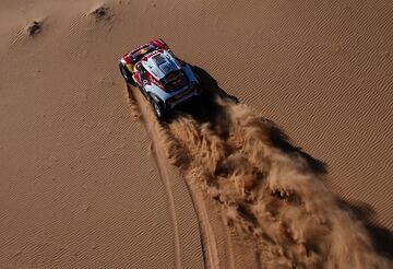 A sus 57 a?os, Carlos Sainz consigui¨® llevarse su tercer Rally Dakar. El madrile?o finaliz¨® tercero a tres minutos y 56 segundos en la ¨²ltima jornada dominada por su m¨¢ximo rival en la clasificaci¨®n general, Nasser Al-Attiyah.