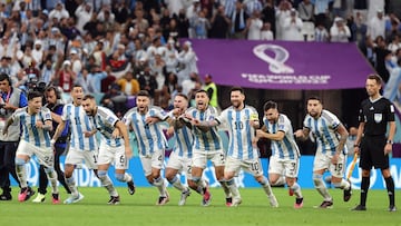 Lusail (Qatar), 09/12/2022.- Players of Argentina celebrate after winning the penalty shoot-out of the FIFA World Cup 2022 quarter final soccer match between the Netherlands and Argentina at Lusail Stadium in Lusail, Qatar, 09 December 2022. (Mundial de Fútbol, Países Bajos; Holanda, Estados Unidos, Catar) EFE/EPA/Mohamed Messara
